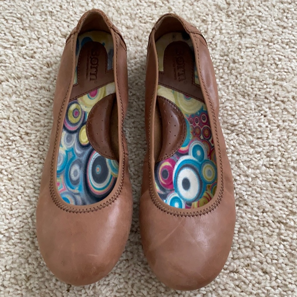 Size 7 Born tan flats
